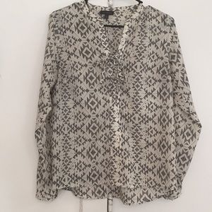 Patterned blouse. Full sleeves or rolled.